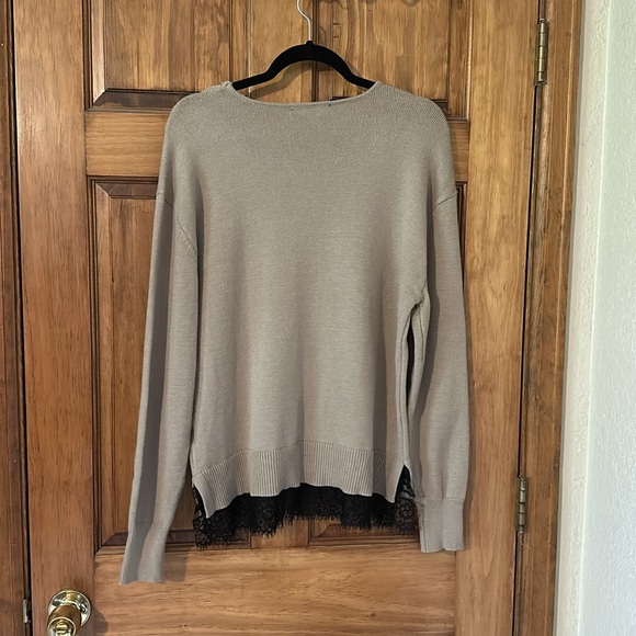 Laundry by Shelli Segal Ultra soft sweatshirt lace trim. Beige/ tan size Large - Picture 2 of 7